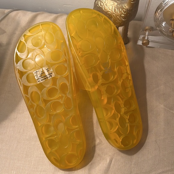 Authentic coach gel slide sandal in yellow size US 8 - Picture 3 of 6
